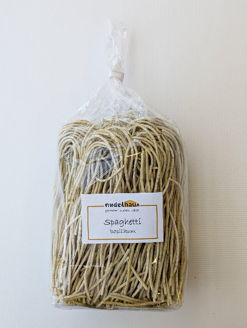 Spaghetti mit Basilikum