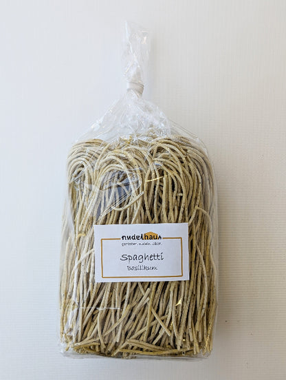 Spaghetti mit Basilikum