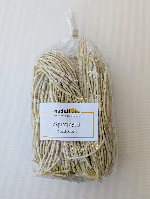 Spaghetti mit Basilikum